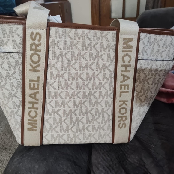 Michael Kors Silver and Cream Handbag - Picture 2 of 3